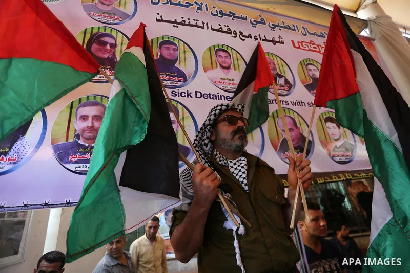 Palestinians take part in a protest to show solidarity with Palestinian prisoners held in Israeli jails, in front of Red cross office in Gaza city on August 7, 2017. Photo by Mohammed Asad