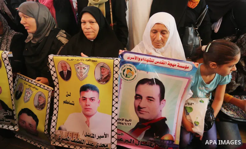 Palestinians take part in a protest to show solidarity with Palestinian prisoners held in Israeli jails, in front of Red cross office in Gaza city on August 7, 2017. Photo by Mohammed Asad
