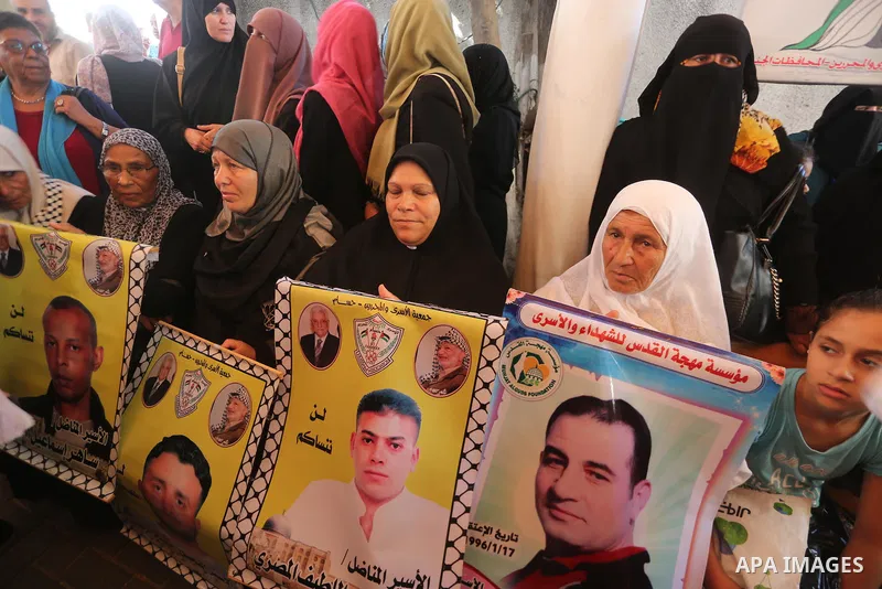 Palestinians take part in a protest to show solidarity with Palestinian prisoners held in Israeli jails, in front of Red cross office in Gaza city on August 7, 2017. Photo by Mohammed Asad