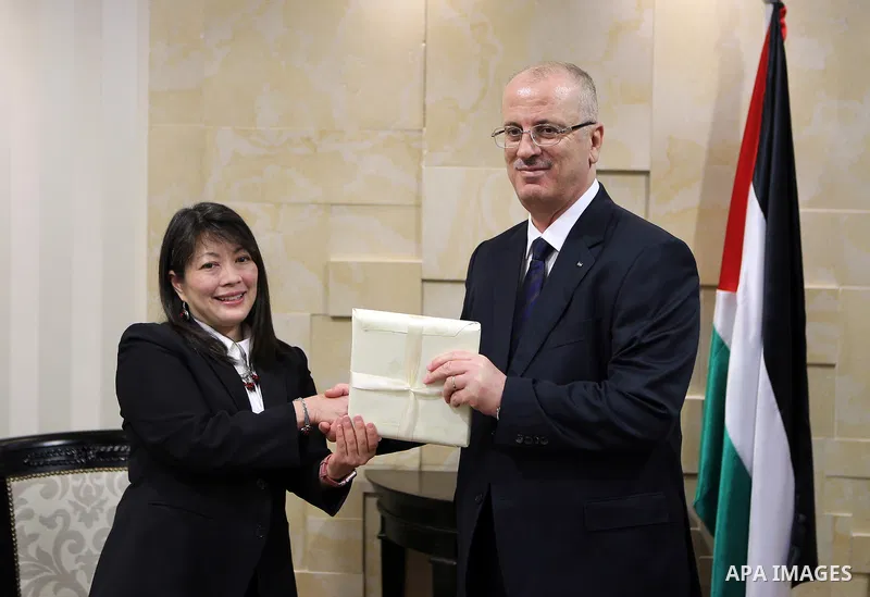 Palestinian Prime Minister, Rami Hamdallah, meets with UNICEF representative in Palestine, Genevieve Putin, in the West Bank city of Ramallah, on August 9, 2017. Photo by Prime Minister Office
