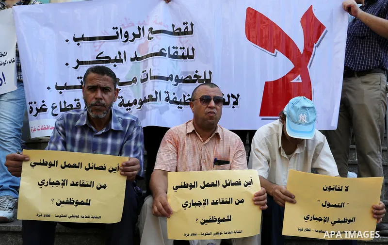 Palestinians, employed by the Palestinian Authority take part in a protest demanding their salaries in Gaza city on August 9, 2017. Photo by Ashraf Amra