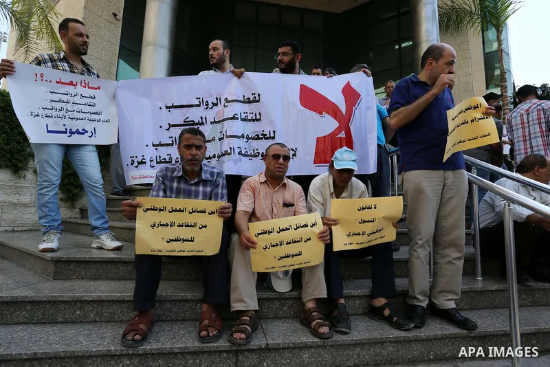 Palestinians, employed by the Palestinian Authority take part in a protest demanding their salaries in Gaza city on August 9, 2017. Photo by Ashraf Amra
