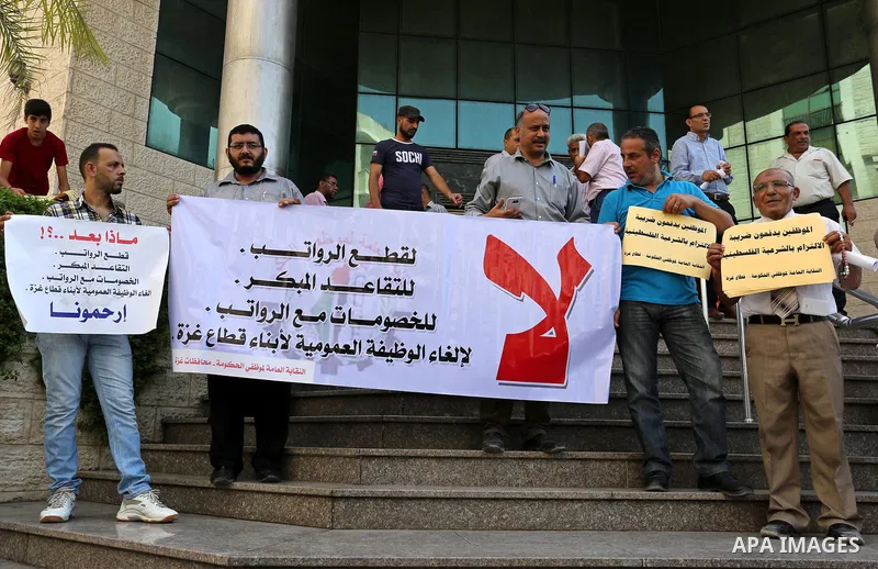 Palestinians, employed by the Palestinian Authority take part in a protest demanding their salaries in Gaza city on August 9, 2017. Photo by Ashraf Amra