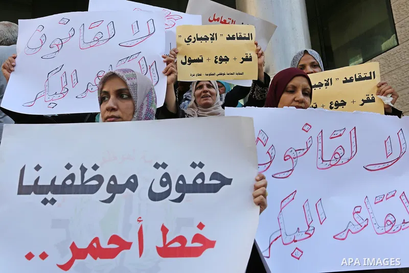 Palestinians, employed by the Palestinian Authority take part in a protest demanding their salaries in Gaza city on August 9, 2017. Photo by Ashraf Amra