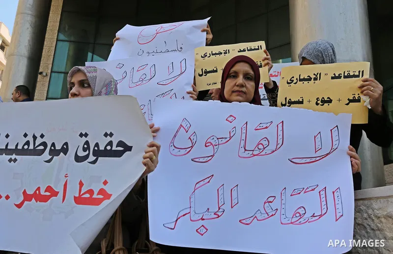 Palestinians, employed by the Palestinian Authority take part in a protest demanding their salaries in Gaza city on August 9, 2017. Photo by Ashraf Amra