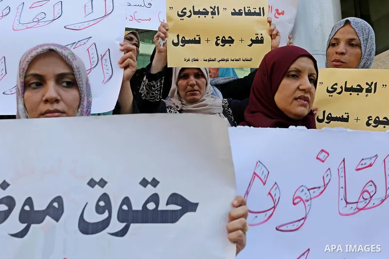 Palestinians, employed by the Palestinian Authority take part in a protest demanding their salaries in Gaza city on August 9, 2017. Photo by Ashraf Amra