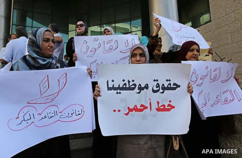 Palestinians, employed by the Palestinian Authority take part in a protest demanding their salaries in Gaza city on August 9, 2017. Photo by Ashraf Amra