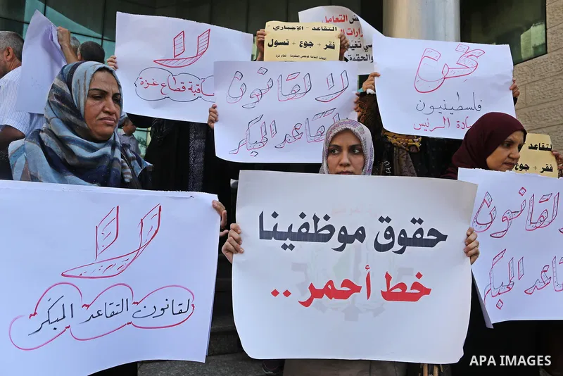 Palestinians, employed by the Palestinian Authority take part in a protest demanding their salaries in Gaza city on August 9, 2017. Photo by Ashraf Amra