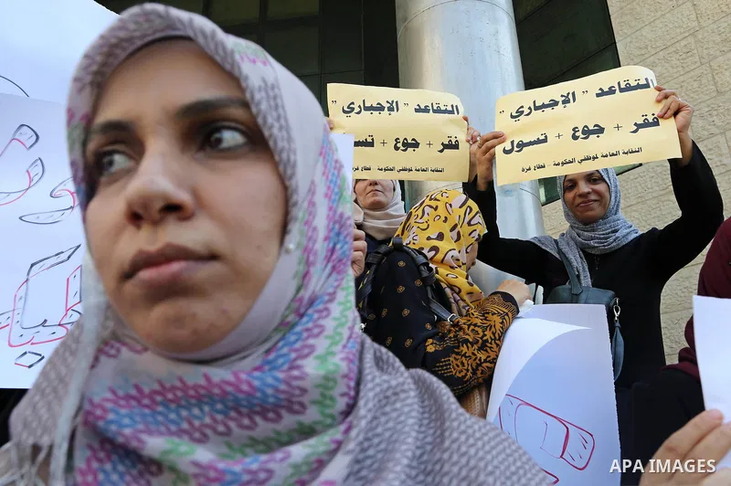Palestinians, employed by the Palestinian Authority take part in a protest demanding their salaries in Gaza city on August 9, 2017. Photo by Ashraf Amra