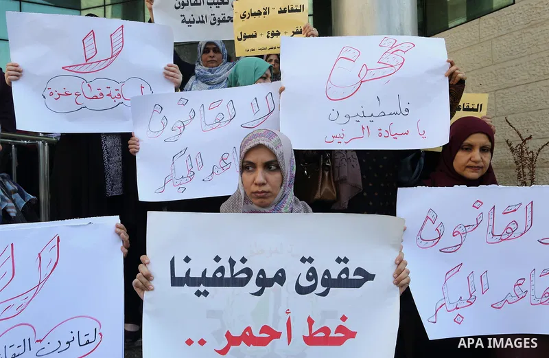 Palestinians, employed by the Palestinian Authority take part in a protest demanding their salaries in Gaza city on August 9, 2017. Photo by Ashraf Amra