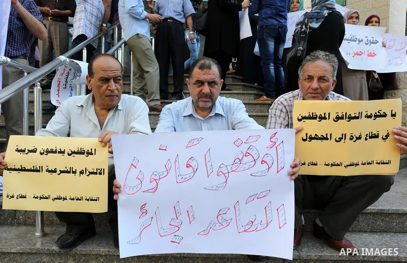 Palestinians, employed by the Palestinian Authority take part in a protest demanding their salaries in Gaza city on August 9, 2017. Photo by Ashraf Amra
