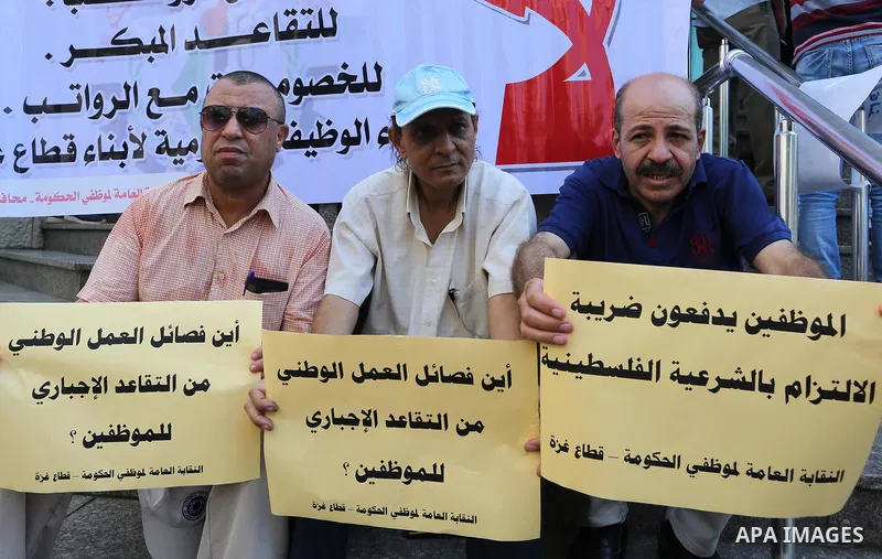 Palestinians, employed by the Palestinian Authority take part in a protest demanding their salaries in Gaza city on August 9, 2017. Photo by Ashraf Amra