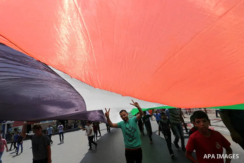Palestinians take part in a protest against the blockade on Gaza strip and demanding their salaries in Gaza City on August 10, 2017. Photo by Ashraf Amra