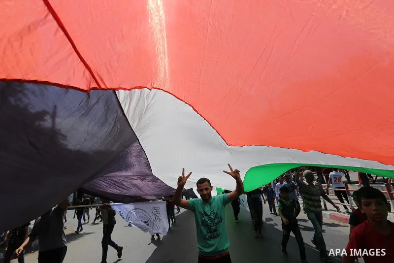 Palestinians take part in a protest against the blockade on Gaza strip and demanding their salaries in Gaza City on August 10, 2017. Photo by Ashraf Amra