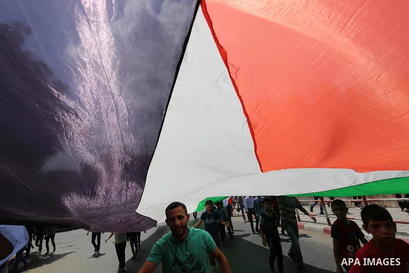 Palestinians take part in a protest against the blockade on Gaza strip and demanding their salaries in Gaza City on August 10, 2017. Photo by Ashraf Amra