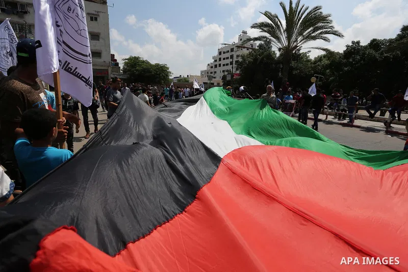 Palestinians take part in a protest against the blockade on Gaza strip and demanding their salaries in Gaza City on August 10, 2017. Photo by Ashraf Amra