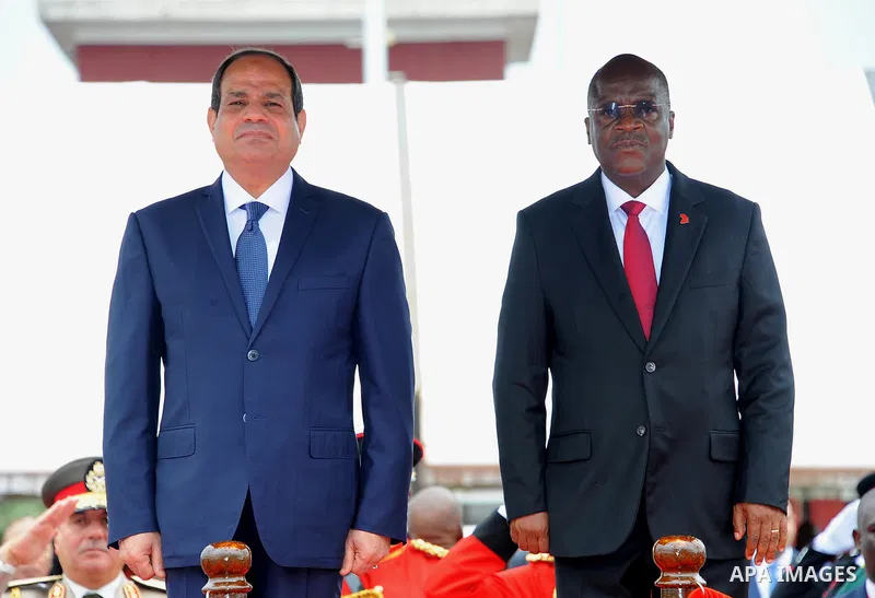 Egyptian President Abdel Fattah al-Sisi is received by Tanzania's President John Magufuli at the Julius Nyerere International Airport in Dar es Salaam, Tanzania August 14, 2017. Photo by Egyptian President Office