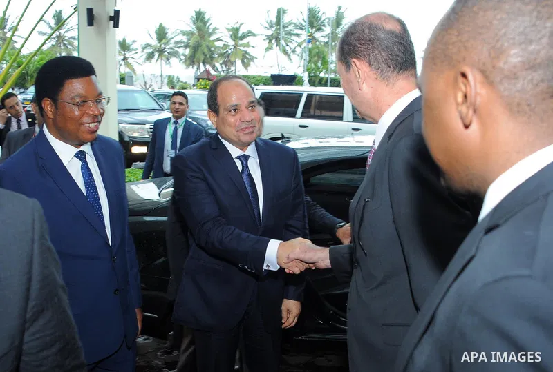 Egyptian President Abdel Fattah al-Sisi is received by Tanzania's President John Magufuli at the Julius Nyerere International Airport in Dar es Salaam, Tanzania August 14, 2017. Photo by Egyptian President Office