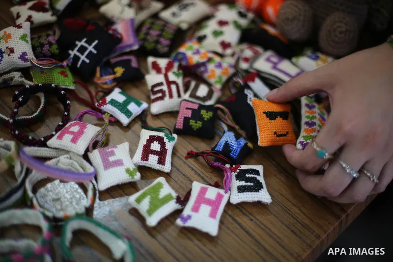 Palestinians attend an exhibition for handicrafts products in Gaza city, on August 15, 2017. Photo by Mohammed Asad