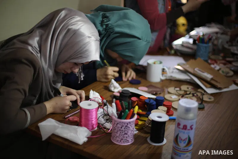 Palestinians attend an exhibition for handicrafts products in Gaza city, on August 15, 2017. Photo by Mohammed Asad