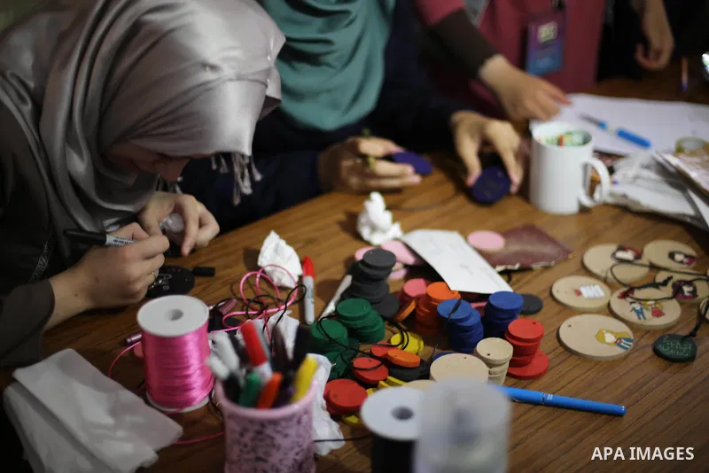 Palestinians attend an exhibition for handicrafts products in Gaza city, on August 15, 2017. Photo by Mohammed Asad