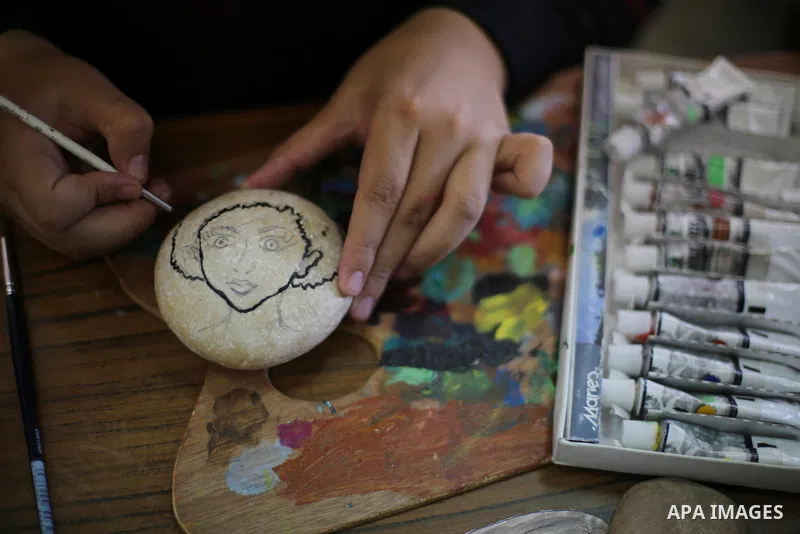 Palestinians attend an exhibition for handicrafts products in Gaza city, on August 15, 2017. Photo by Mohammed Asad