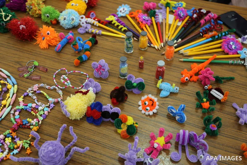 Palestinians attend an exhibition for handicrafts products in Gaza city, on August 15, 2017. Photo by Mohammed Asad