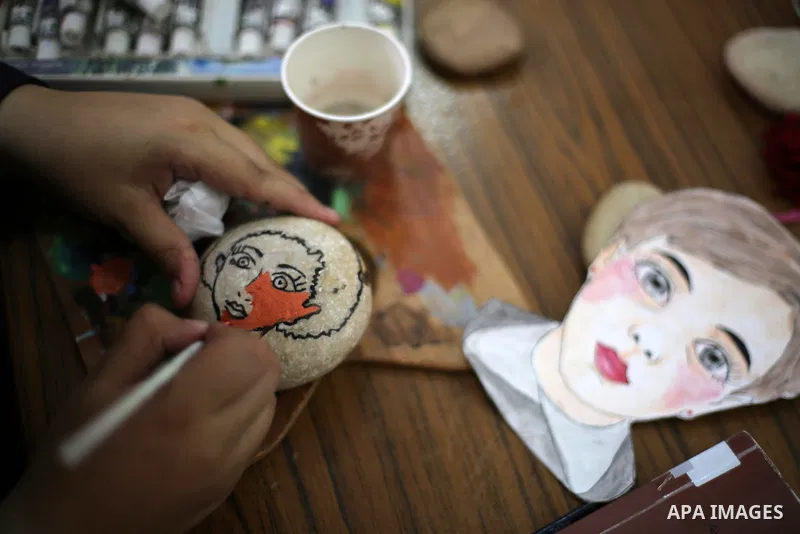 Palestinians attend an exhibition for handicrafts products in Gaza city, on August 15, 2017. Photo by Mohammed Asad