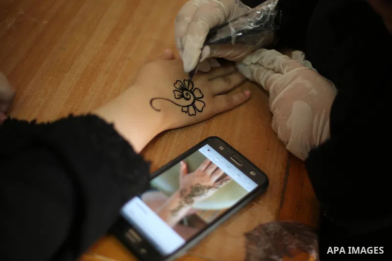 Palestinians attend an exhibition for handicrafts products in Gaza city, on August 15, 2017. Photo by Mohammed Asad
