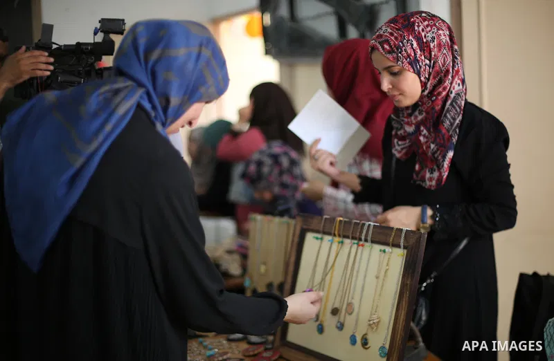 Palestinians attend an exhibition for handicrafts products in Gaza city, on August 15, 2017. Photo by Mohammed Asad