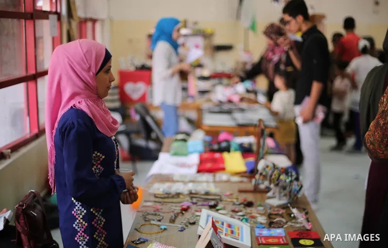 Palestinians attend an exhibition for handicrafts products in Gaza city, on August 15, 2017. Photo by Mohammed Asad
