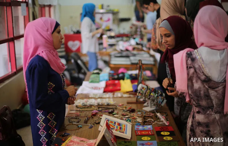 Palestinians attend an exhibition for handicrafts products in Gaza city, on August 15, 2017. Photo by Mohammed Asad