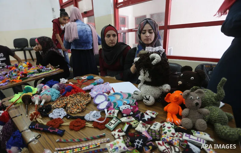 Palestinians attend an exhibition for handicrafts products in Gaza city, on August 15, 2017. Photo by Mohammed Asad