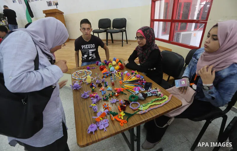 Palestinians attend an exhibition for handicrafts products in Gaza city, on August 15, 2017. Photo by Mohammed Asad