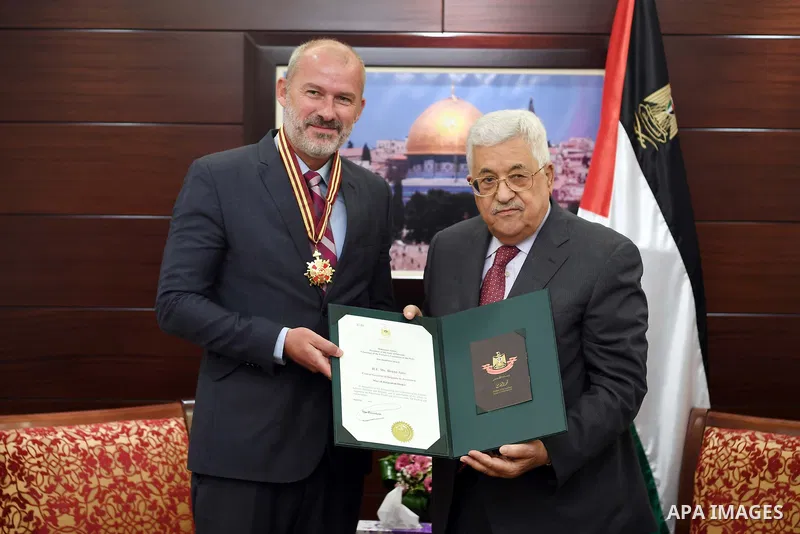 Palestinian President Mahmoud Abbas meets with Belgian Ambassador, at his headquarter, in the West Bank city of Ramallah, on August 16, 2017. Photo by Thaer Ganaim