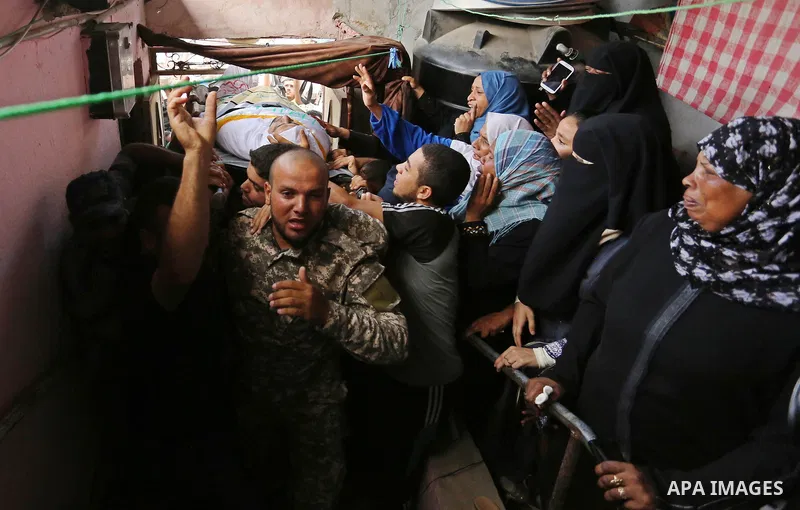 The body of a Palestinian security man is carried by his comrades during his funeral, in Rafah, southern Gaza Strip August 17, 2017. Photo by Ashraf Amra