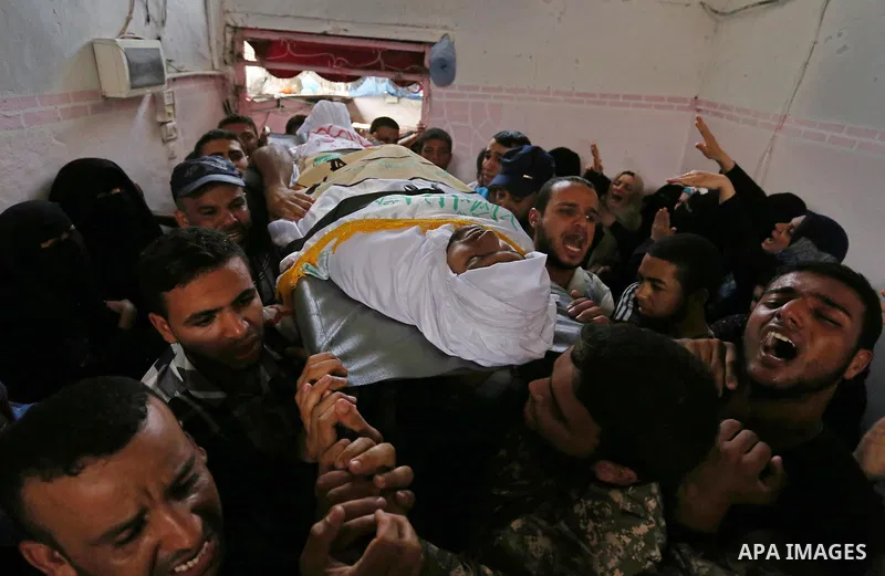The body of a Palestinian security man is carried by his comrades during his funeral, in Rafah, southern Gaza Strip August 17, 2017. Photo by Ashraf Amra