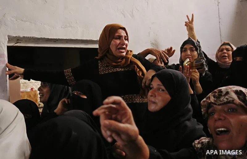 Palestinian relatives of a security man mourn during his funeral in Rafah, southern Gaza Strip August 17, 2017. Photo by Ashraf Amra