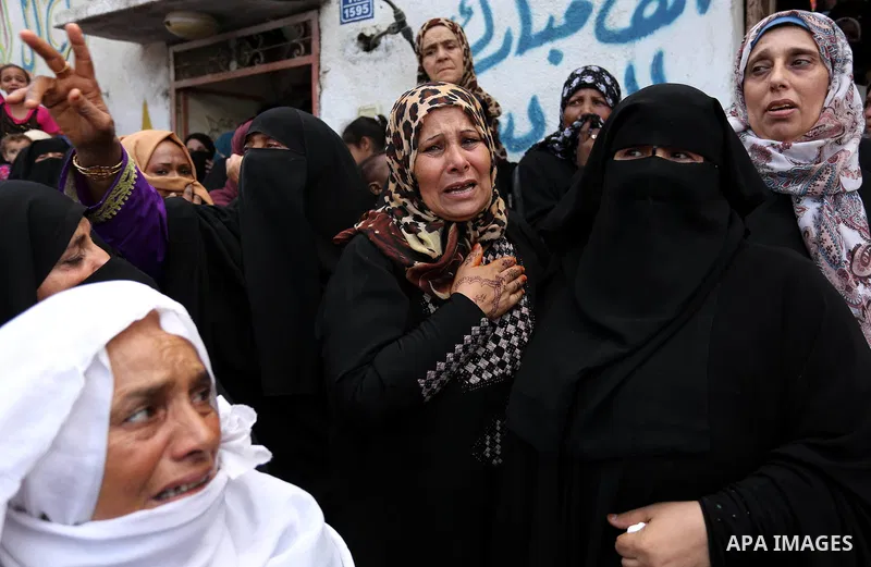 Palestinian relatives of a security man mourn during his funeral in Rafah, southern Gaza Strip August 17, 2017. Photo by Ashraf Amra