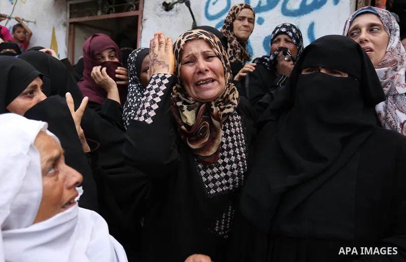 Palestinian relatives of a security man mourn during his funeral in Rafah, southern Gaza Strip August 17, 2017. Photo by Ashraf Amra