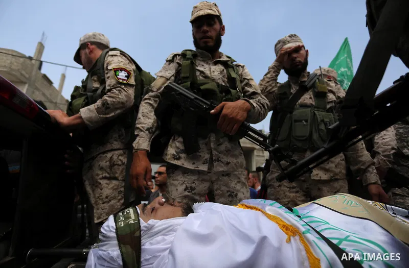 The body of a Palestinian security man is carried by his comrades during his funeral, in Rafah, southern Gaza Strip August 17, 2017. Photo by Ashraf Amra