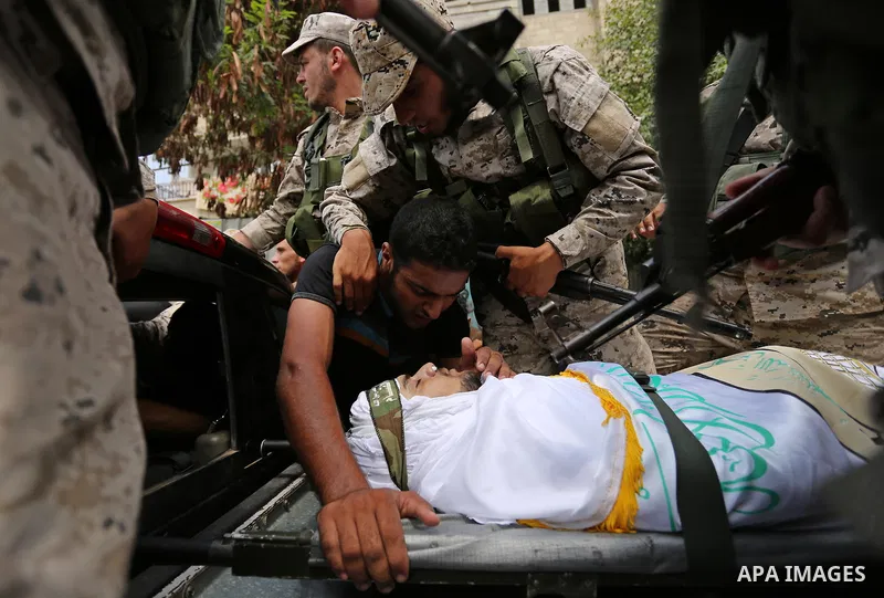 The body of a Palestinian security man is carried by his comrades during his funeral, in Rafah, southern Gaza Strip August 17, 2017. Photo by Ashraf Amra
