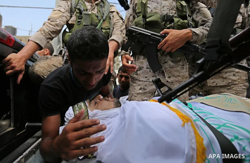 The body of a Palestinian security man is carried by his comrades during his funeral, in Rafah, southern Gaza Strip August 17, 2017. Photo by Ashraf Amra
