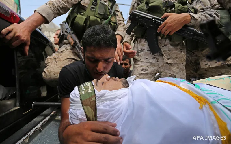 The body of a Palestinian security man is carried by his comrades during his funeral, in Rafah, southern Gaza Strip August 17, 2017. Photo by Ashraf Amra