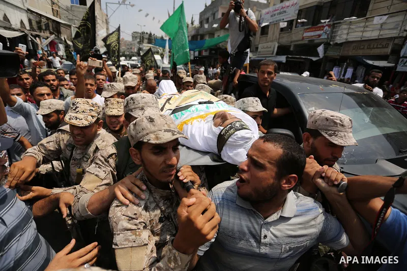 The body of a Palestinian security man is carried by his comrades during his funeral, in Rafah, southern Gaza Strip August 17, 2017. Photo by Ashraf Amra