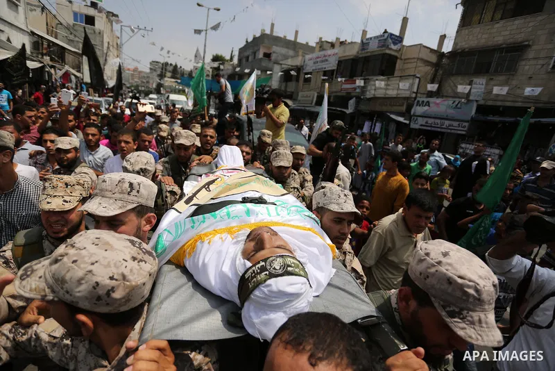 The body of a Palestinian security man is carried by his comrades during his funeral, in Rafah, southern Gaza Strip August 17, 2017. Photo by Ashraf Amra