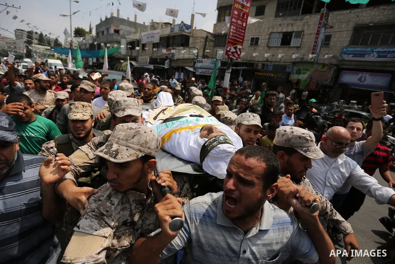 The body of a Palestinian security man is carried by his comrades during his funeral, in Rafah, southern Gaza Strip August 17, 2017. Photo by Ashraf Amra