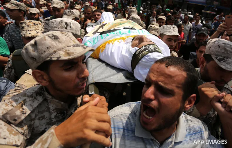 The body of a Palestinian security man is carried by his comrades during his funeral, in Rafah, southern Gaza Strip August 17, 2017. Photo by Ashraf Amra