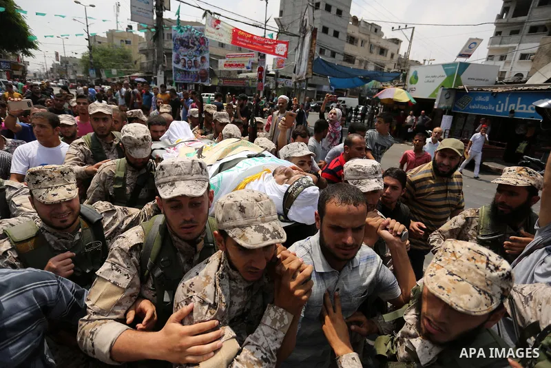 The body of a Palestinian security man is carried by his comrades during his funeral, in Rafah, southern Gaza Strip August 17, 2017. Photo by Ashraf Amra