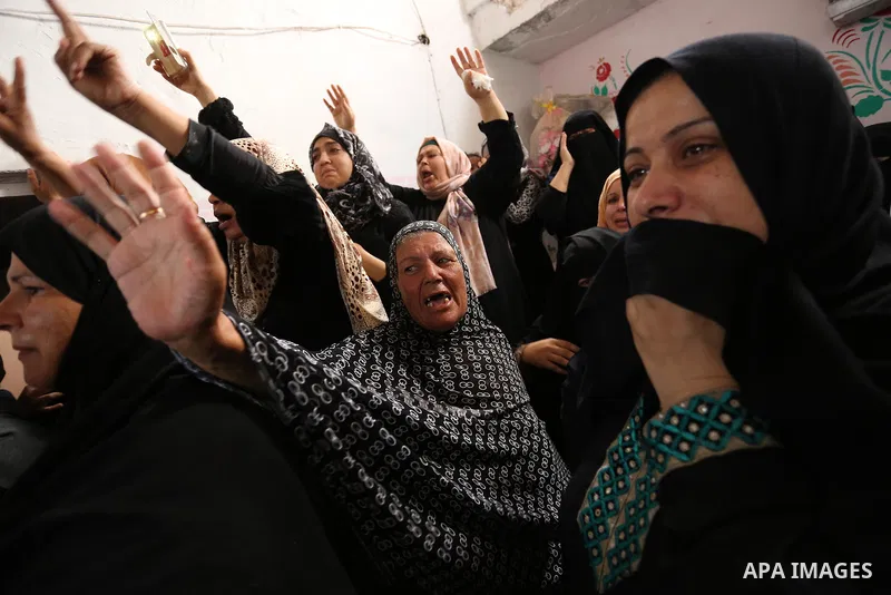 Palestinian relatives of a security man mourn during his funeral in Rafah, southern Gaza Strip August 17, 2017. Photo by Ashraf Amra